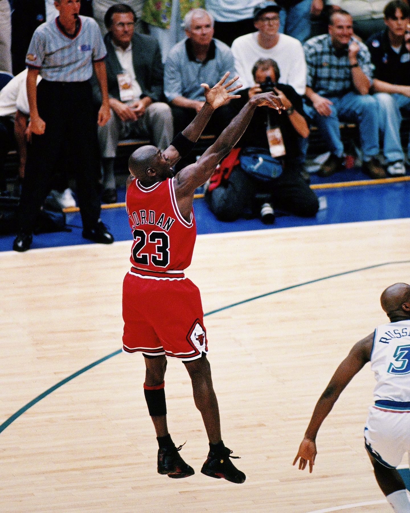 包含芝加哥公牛训练开放日；今晨回应争议引欢呼；NBA总决赛在即；年轻球员得到机会的词条